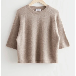 Stickad Tröja - Intressekoll på denna jätte fin stickad tröja från & Other Stories!💗säljer endast för bra bud!🤍