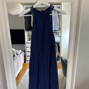 Nelly Klänning strl 36 - Marinblå Balklänning i strl 36 från Nelly med öppen rygg, använd en gång