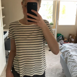 Randig T-shirt  - Svart och vit randig T-shirt som knappt är använd,   70 kr + frakt💘 betalning via swish