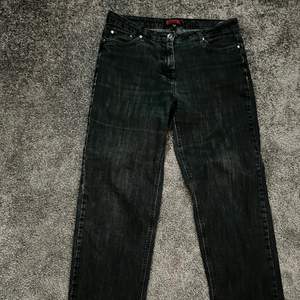 Säljer ett par svarta jeans från BxJeans, en dammodell obs, super sköna och sitter bra!