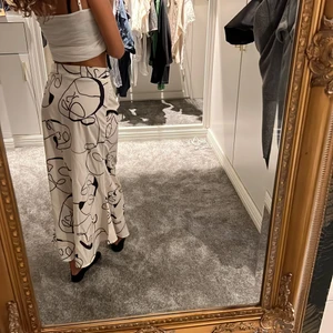 Kjol, från gina trico  - En lite längre kjol, jätte fin andvänd 0 gånger. Säljer denna kjolen för att den är för stor/lång för mig som är 158 cm. Men den sitter jätte fint på dom som är lite längre