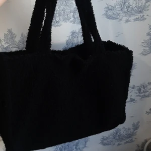 Väska (får) - STOR. Väska i ett får aktigt material super skön och söt och har anvönt ett par gånger och har stor utrymme 
