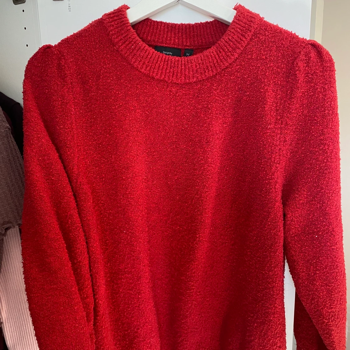 Röd varm fluffig tröja