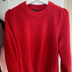 Röd varm fluffig tröja - Röd långärmad varm och gosig tröja. Perfekt för lite kyligare kvällar och som myströja