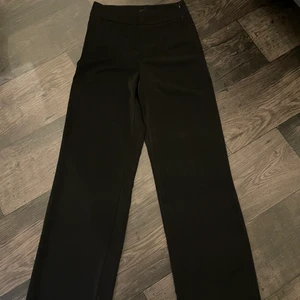 Bikbok byxor - Säljer mina bikbok kostymbyxor. Storlek 36. Bra skick! Köparen står för frakten!