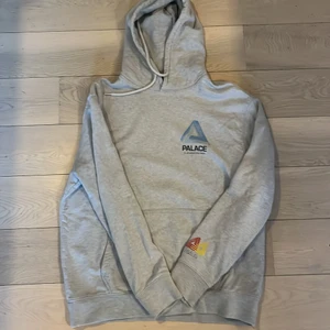 Palace - Palace hoodie! Använd, skulle säga 8/10, endast ett litet hål som syns på bilden. Nypris ungefär 1500 om jag minns rätt! 