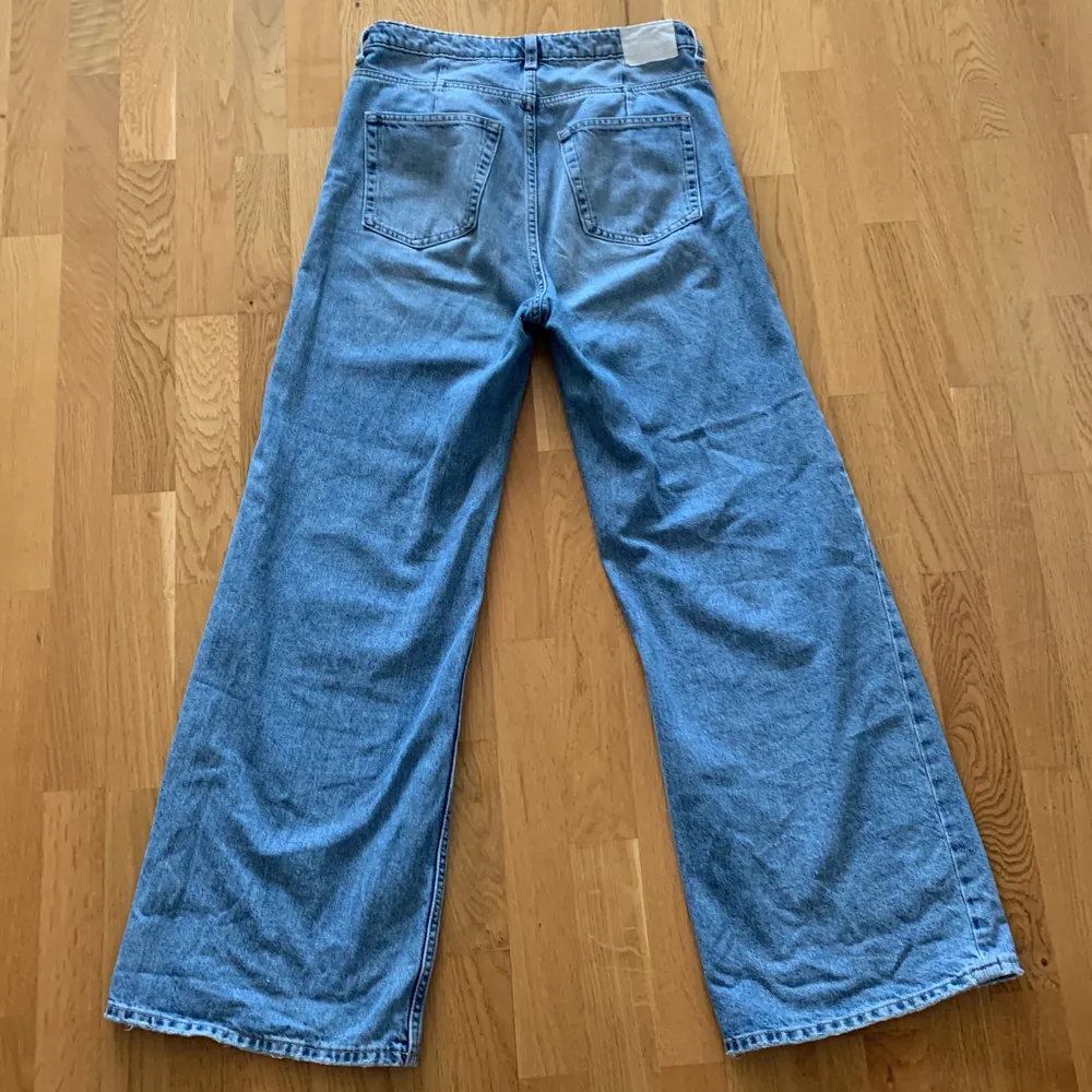 Säljer dessa vida jeans ifrån weekday i modellen Ace då de är för stora. Storleken är 28/32. Perfekt till våren/sommaren. Jeans & Byxor.