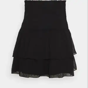 Säljer min jättefina svarta volang kjol från Gina tricot. Köptes 2020 men har knappt blivit använd. Den är i stl 36 och passar mig väldigt bra som är 170 cm lång. Skriv ifall ni vill ha fler bilder eller liknande💞