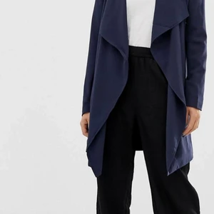 vår jacka  st s helt ny  - st s mörkblå  köpt för 600kr