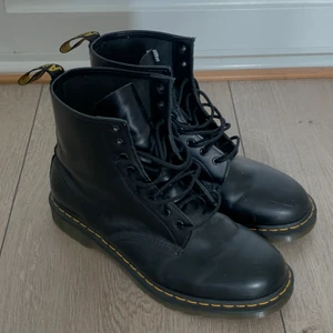 Dr. Martens - Dr martens skor i storlek 46. Inköpta för cirka 1 år sen och använda cirka 5 gånger!
