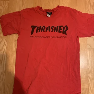 Thrasher t-shirt small - Thrasher magazine t-shirt, strlk small. Litet hål i vänster arm.