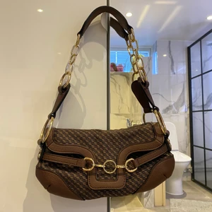 Liten handväska  - Endast använd någon enstaka gång, kommer aldrig till användning därför sälj den! 💕