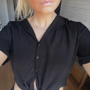 Svart top - Svart top från Pull & Bear. Aldrig använd så i väldigt bra skick🤗🤗