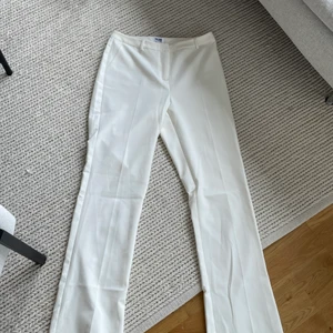 Lovisa Barkman X Bubbleroom kostymbyxor  - Vita kostymbyxor från Lovisa Barkmans kollektion med bubbleroom