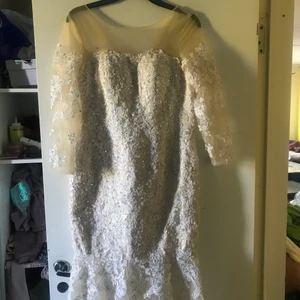 Storlek M - Säljer denhär brölopskläningen för att jag behöver inte den mer😊