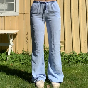 Ljusblå byxor - Så fina ljusblå byxor, perfekta till sommaren!! Köpta på zara förra året. Köparen står för frakt💙🌷