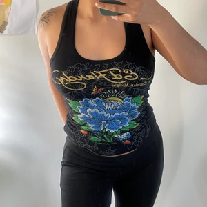 Ed hardy linne  - Svart ed hardy linne med strass detaljer. I otroligt bra skick! Är fler intresserade blir det budgivning! (Köparen står för frakten) 🌞