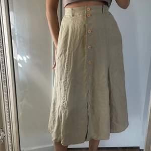 Beige/olivgrön kjol i fantastiskt skick! 100% silke och kjolen har även fickor. Står storlek 38 men skulle säga den passar xs-s. (Köparen står för frakten) 🌞