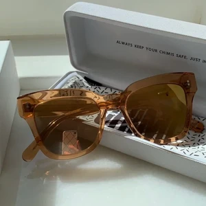 Chimi 005 peach - Sjukt fina chimis i färgen peach!!!! Modell 005 med mirror-glas🤟 Köpta på plick men aldrig kommit till användning, skicket är som nytt. Allt medföljer; kartong, fodral, putsduk, påse! 