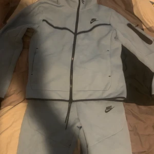 Nike tech fleece tracksuit baby blue  - Har använt 2/3 gånger och den är i ny skick. Det är bara att skriva för mer bilder 