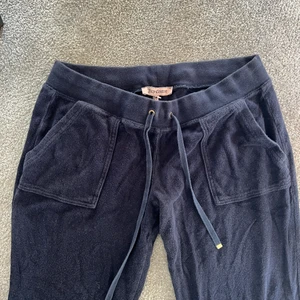 Juicy couture i handdruks material  - Säljer dessa limited juicy couture byxor i handduksmaterial. I storlek M