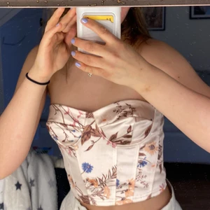 Bandeu topp/korset  - Jätte fin topp som är väldigt skön och jätte fint mönster! Tyvärr för stor för mig… Strl XS