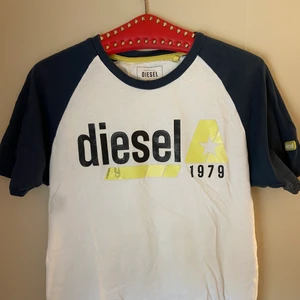 T-shirt  - T-shirt från diesel. Snygg tröja som är köpt secondhand, aldrig använd bara legat i byrån. Sitter oversized på mig som bär xs/s vanligtvis💛