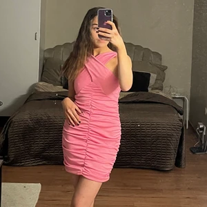 Rosa scrunchklännlng - Säljer denna superfina rosa scrunchklänningen i storlek small, den är endast testad och säljes då den tyvärr var lite för stor för mig 💗💗