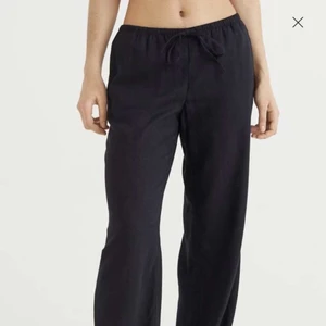 Linnebyxor  - Helt slutsålda linnebyxor från h&m❤️❤️ Svarta raka linnebyxor med en låg midja. 