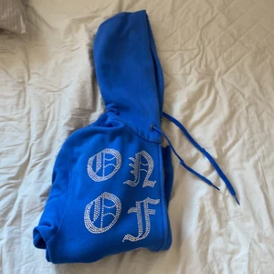 One of one - En one of one zip hoodie som jag köpte den här vintern. Den är i bra skick och storlek small. Ingen pärla är av. 