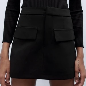 Byxkjol zara - Säljer denna svarta shortskjol från zara som jag köpte endast för en månad sen då jag köpte en för liten storlek. Är så att säga sparsamt använd. Nypris 299kr💓