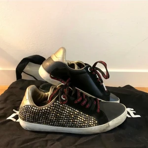 ZADIG SKOR - Säljer mina Zadig & Voltaire skor. Köpte på Plick men tyvärr för stora för mig :( jag är en 35,5/36 normalt. Dem är i super skick! Snygga och sköna. Nypris 5000kr. 