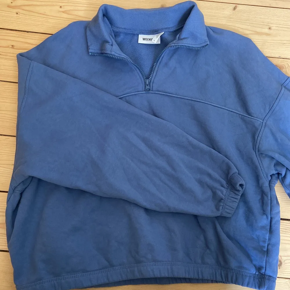 Blå zip-up sweatshirt från weekday. Nästan aldrig använd. Storlek L . Tröjor & Koftor.