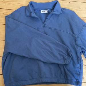 Blå zip-up sweatshirt från weekday. Nästan aldrig använd. Storlek L 