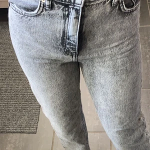 Gina jeans  - Fina gråa byxor från Gina. Köpte dom i höstas men har inte använt dom en ända gång. Köpte dom för ca 400-500. Storlek 146 men passar xxs/xs. Köparen står för frakten.💕