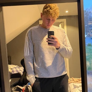 Adidas sweatshirt - Broderad logga. Extremt bra skick, inga synliga tecken på användning. Jag bär vanligtvis stl. M/L. Frakt ingår