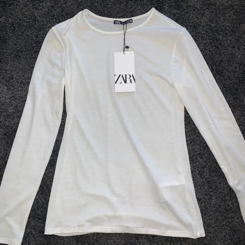 Säljer en helt oanvänd vit tröja från Zara i storlek XS, väldigt mjukt och skönt material. Köpte den för 129kr . Tröjor & Koftor.
