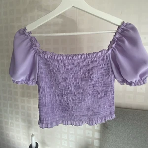 Lila topp S - Säljer en lila topp i S. Använd en gång💞
