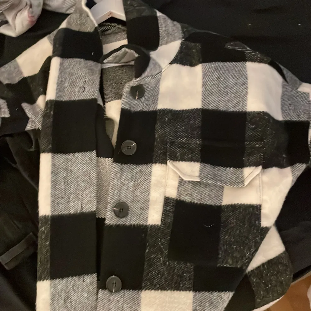 En rutigskjortjacka, som är använd 1 gång och är i nyskick. Passar både xs/s. Jackor.