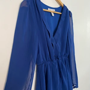 Blå långärmad klänning - Blå långärmad klänning från NLY Trend. Väldigt bra skick, storlek 36.