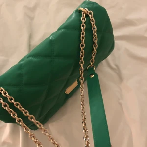 Väska - Supersnygg väska ifrån h&m som inte kommit till användning🥺💚