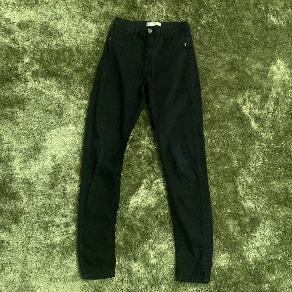 svarta skinny jeans i storlek M, brukade använda dem men inte min stil längre och vill inte ha kvar dem. jeansen är i bra kvalite även fast de är använda:) . Jeans & Byxor.