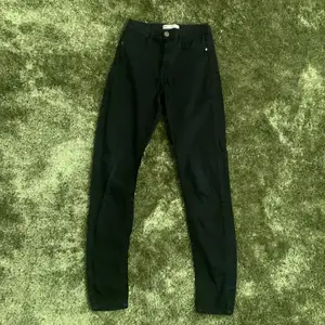 svarta skinny jeans i storlek M, brukade använda dem men inte min stil längre och vill inte ha kvar dem. jeansen är i bra kvalite även fast de är använda:) 