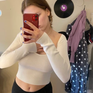 Croppad långärmad🤍 - En stickad långärmad topp som är jätte fin! Aldrig använd bara provad några gånger. Strlk xs men den är väldigt stretchig så passar nog S också skulle ja tro!💜