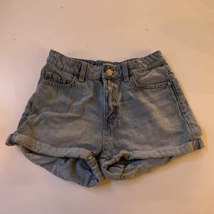 jeansshorts utan hål elr defekter 