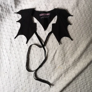 Mantrap krage - Vacker gotisk krage från Mantrap by Heathyr Lawrence, ordinarie pris ca 500kr. Sparsamt använd. 