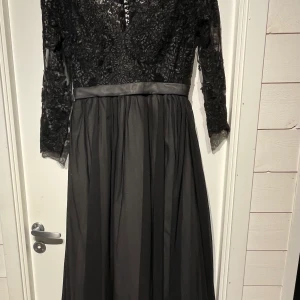 Balklänning  - Svart balklänning med spetts upp till, knappar i ryggen