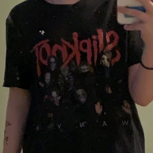 Slipknot t shirt - Stolek M, är lite utvättad på baksidan annars i bra skick. Köpte den för 200kr på bluefox säljer den nu för 60kr.