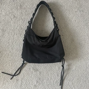 Väska weekday - Axelväska från weekday. Sparsamt använd i perfekt skick 