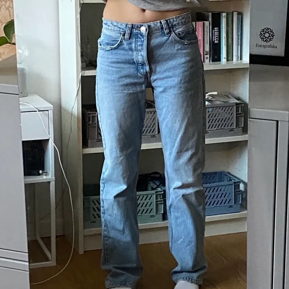 Supersnygga zara jeans medelhög midja, använda 1 gång så i nyskick!. Jeans & Byxor.